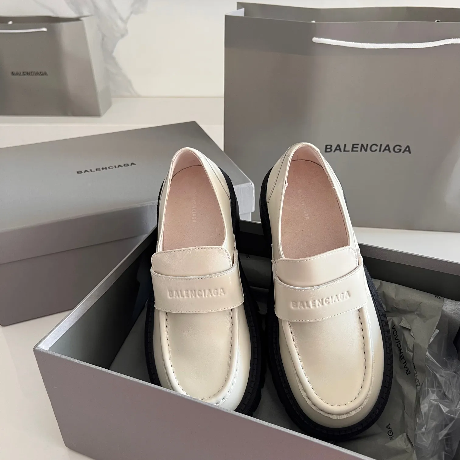 👟👟Ex-factory price 600👟👟 BALENCIAGA# Balenciaga's new big-toe derby shoes TRACTOR big-toe derby shoes loafers👞 Original medium-gloss open-edge beaded cowhide. Restrained and stylish. Matched with the brand logo on the shoe cover. The rhythm of closing your eyes. The lining and feet are made of black silk cowhide. The texture is soft and delicate. The gear-shaped rubber outsole is 5cm higher. Size: 35-40 (customization of 40 pieces is not returnable)